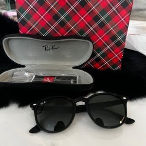 Ray-Ban
Women's classic frame